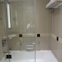 カーテンではなく透明なガラスで仕切られます