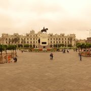 ペルー独立100周年を記念して造られた広場！