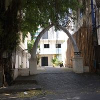 奥に入り口は見えません。