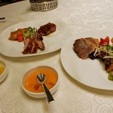右が前菜(コンク貝、クラゲ、牛肉)、左が焼物(叉焼、鶏、鴨)