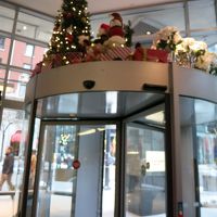 ホテル入り口の回転ドア