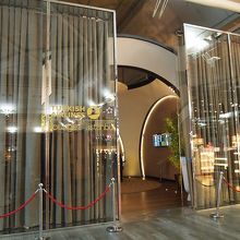 入口は自動改札です