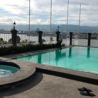 隣のプールから