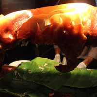 ビュッフェに出た豚の丸焼き