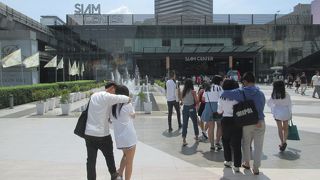 エントランスに大きい広場があります