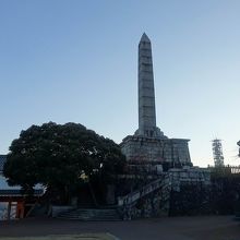 城跡に建っています。