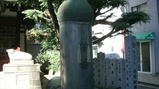 狭い境内にあっては特別な存在感がある