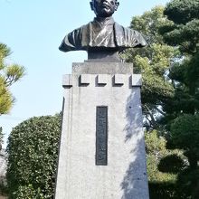 旧居の庭にある銅像