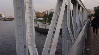 く山下臨港線プロムナードにある橋梁