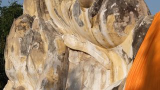 穏やかな表情の涅槃仏