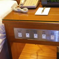 枕元にコンセントがあるのはグーです