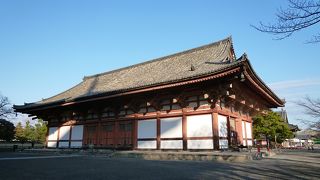 講堂には大日如来を中心とした仏像が配置され立体曼荼羅が形作られています。