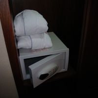 セキュリティボックスの上に浴衣(バスローブ)２着