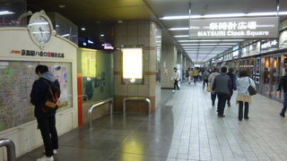 大変に地味な待ち合わせ場所。