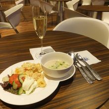 夜メニュー：シャンパン・スープ・サラダ（シャンパンは朝も有）