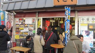 ビリケンさんが座っています