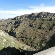 グラヴィーナ川渓谷と岩山