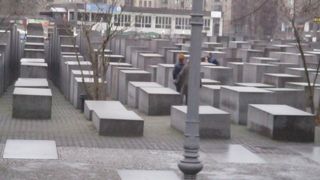 ブランデンブルク門の近くにある高さが不規則な長方形のブロックが多数置かれた一角です。