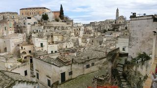 渓谷を挟んで両方の丘の斜面に洞窟を掘って住居にしています