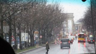 多くの歴史的建物が並ぶ菩提樹の並木道です。