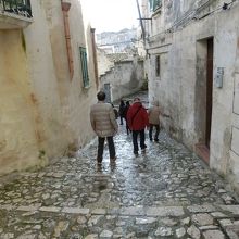 サッシの間の階段の道を進みます