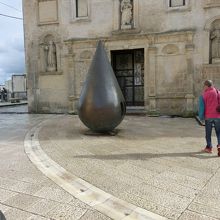 作品を前に置いています