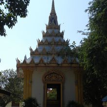ワット　カオ　プラ　バートの仏搭です。寺院の中央の位置にあり