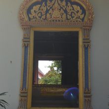仏塔の入口と内部の一部が収められた写真です。南側です。