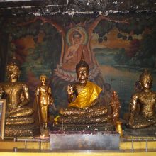 仏塔の内部に収められた仏像です。金箔が張られています。