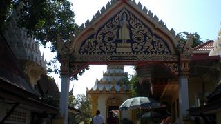 ワット　カオ　プラ　バートは、パタヤの西側の丘の上の寺院です。