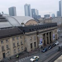 駅からは下に見える歩道を渡ってホテルに着きます