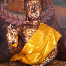 仏搭の中の仏像です。信者により、仏像に金箔が張られています。