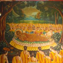 仏塔の内部の仏像の向かいにある極彩色の壁画です。