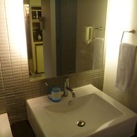 洗面所の鏡が扉になっていて裏側にアメニティーがあった。