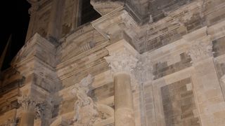 フレスコ画や祭壇の装飾が見事な見応えのある教会