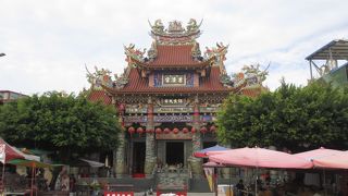 龍虎塔の向かい側にある寺院です