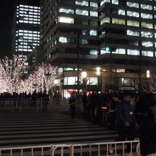 正規のルートの方は信号を渡り丸ビル側から東京駅に向かいます