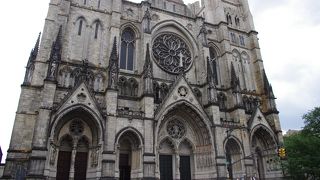 ステンドグラスと彫刻