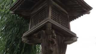 こんな灯篭見たことない。