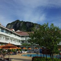 断崖が見えるプール