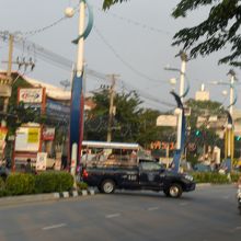 一旦、別の方向に通り過ぎ、その後反転しているソンテウです。