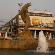 ドルフィンサークルのイルカの像です。変わりはないようです。