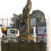 夜間照明灯をを備えたイルカの像です。