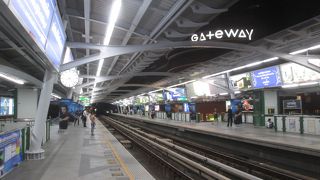 クリスマスシーズンのエカマイ駅