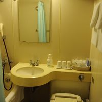 ユニットバスで狭いです。