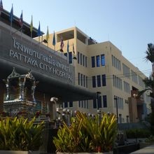 現在のパタヤシティ病院と南側に建設中の新館の様子です。