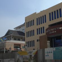 建築中の新館と現在のパタヤシティ病院の両方の様子です。