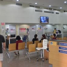 パタヤシティ病院の待ち合い室の様子です。人が多いです。