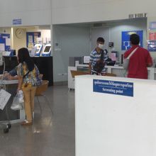 パタヤシティ病院の受付の様子です。明るい病院内です。