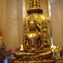 仏塔内の仏像